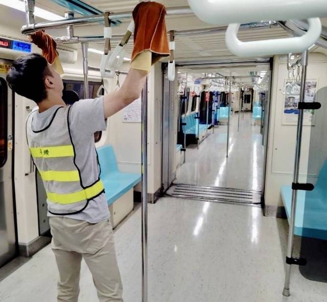 新冠疫情升溫，捷運加強車廂清潔消毒。。（圖/台北捷運公司提供）